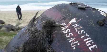 Restos de un bote salvavidas procedente del petrolero