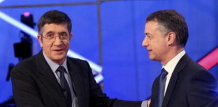PatxiLópez e Iñigo Urkullu, se saludan antes de un debate en la sede de EITB de San Sebastián.