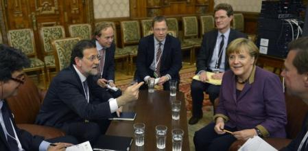 Mariano Rajoy con Angela Merkel, en Bucarest (Rumania)