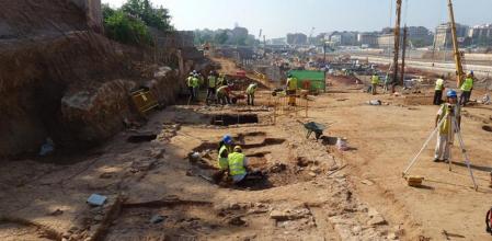 Vista general de las tres fosas de las prensas, en proceso de excavación, cerca de la villa romana de La Sagrera