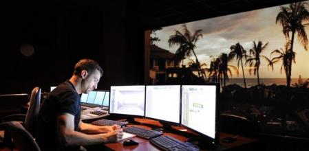 El diseñador de sonido Oriol Tarragó en la sala de edición de audio, y debajo, Óscar Faura, realizando pruebas de luz en el set