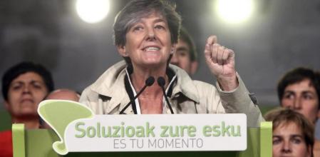 La candidata a lehendakari de EH Bildu, Laura Mintegi, durante el mitin de cierre de la campaña electoral, en la plaza de la Constitución de San Sebastián, para las elecciones autonómicas del domingo 21 de octubre