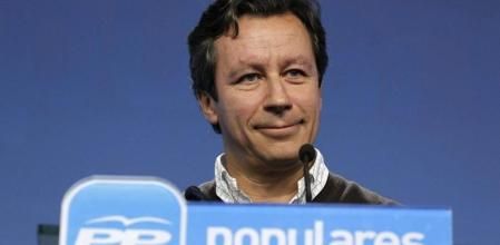 El vicesecretario de Organización del Partido Popular, Carlos Floriano, durante la rueda de prensa que ha ofrecido en la sede de esta formación en Madrid, para hablar del seguimiento de los resultados electorales en Galicia y País Vasco