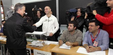 El candidato a lehendakari por el PNV, Iñigo Urkullu, tras votar en un colegio electoral de Durango(Bizkaia) en el día que se celebran las elecciones al Parlamento Vasco