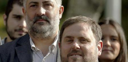 El líder de ERC y candidato a la presidencia de la Generalitat, Oriol Junqueras (d), junto al anterior presidente del partido, Joan Puigcercós (detrás), durante la foto de familia realizada en el acto de presentación pública de las listas de candidatos en las próximas elecciones catalanas del 25 de noviembre