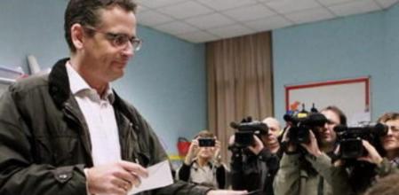 El candidato a lehendakari por el PP, Antonio Basagoiti, en el momento de votar en las elecciones vascas que se celebran hoy 21 de octubre. Los 760 colegios electorales vascos han abierto sus puertas a las nueve de la mañana con normalidad y sin que se hayan registrado incidencias de importancia, en una jornada lluviosa en todo el País Vasco