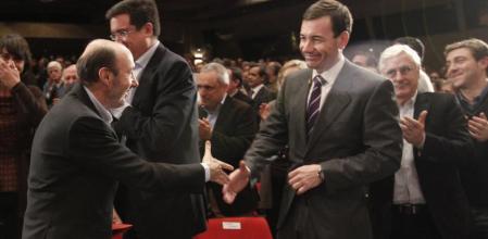 Archivo: saludo entre Rubalcaba y Gómez.