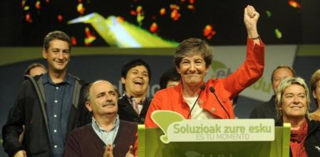 La líder de la coalición EH-Bildu, Laura Mintegi, celebra su resultado en las elecciones vascas