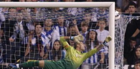 Víctor Valdés lleva encajados cuatro goles por parte de sus compañeros