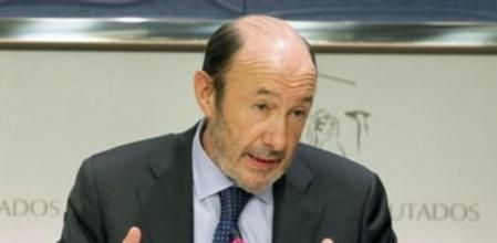 El secretario general del PSOE, Alfredo Pérez Rubalcaba, durante la comparecencia que ha hecho hoy ante la prensa tres días después de los comicios en Galicia y el País Vasco.