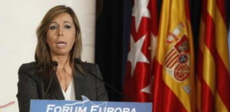 La líder del PP en Cataluña y candidata a la presidencia de la Generalitat, Alicia Sánchez Camacho, durante la conferencia que ha pronunciado hoy en el desayuno informativo de la tribuna Fórum Europa donde ha sido presentada por el presidente del Gobierno
