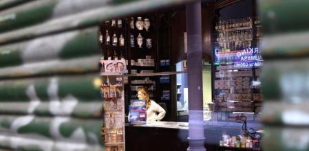 Una farmacia de Barcelona, de guardia durante la huelga de octubre
