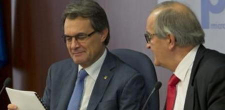 El presidente de la Generalitat, ArturMas, recoge una encuesta de Josep González, presidente de la PIMEC, durante un coloquio organizado por esta patronal catalana.