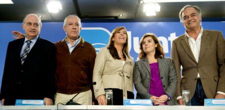 La vicepresidenta del Gobierno, Soraya Sáenz de Santamaría, en Barcelona; junto al ministro del Interior, Jorge Fernández Díaz, el vicesecretario nacional del PP para asuntos autonómicos del PP, Javier Arenas, la líder del PP catalán, Alícia Sánchez-Camacho y el vicesecretario general de Estudios y Programas del PP, Esteban González Pons