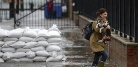 Una mujer sujeta a su perro tras ser evacuados de su edificio en Brooklyn, NuevaYork (Estados Unidos)