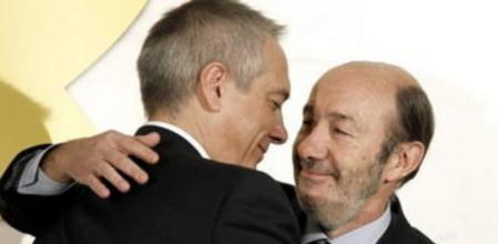 El secretario general del PSOE, Alfredo Pérez Rubalcaba, saluda a PereNavarro, primer secretario del PSC