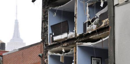 La fachada de un piso en el barrio neoyorquino de Chelsea destruida por el efecto del Sandy con el Empire State Building en el fondo