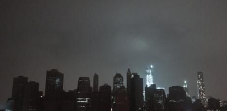 El sur de Manhattan, Nueva York, a oscuras por el apagón causado por el huracán Sandy