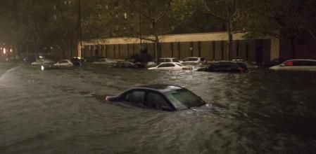 Un vehículo sumergido en la calle 14 de Nueva York a causa del huracán 'Sandy'