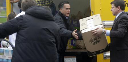 El candidato presidencial republicano, Mitt Romney, participa en una campaña de recogida de alimentos para las víctimas de la tormenta Sandy en el estado clave de Ohio
