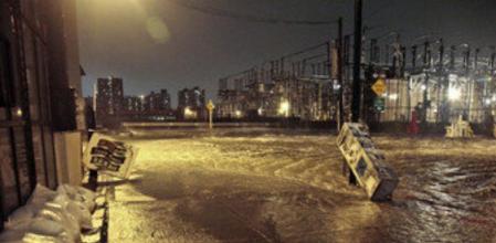 Las calles de alrededor de una subestación de Con Edison totalmente inundadas como el East River desbordado en Brooklyn