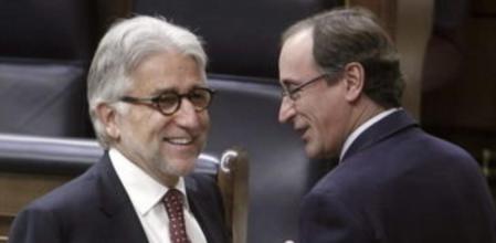 El diputado de CiU Josep Sánchez Llibre y el portavoz parlamentario popular, Alfonso Alonso, conversan durante el pleno del Congreso que se celebra hoy.