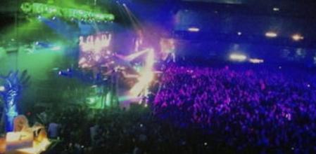 Imagen de la fiesta celebrada anoche en el Madrid Arena en la que murieron al menos tres chichas y dos han resultado heridas como consecuencia de una avalancha