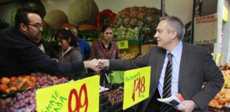 El candidato del PSC, Pere Navarro, reparte propaganda en el Passeig de la Salut de Badalona