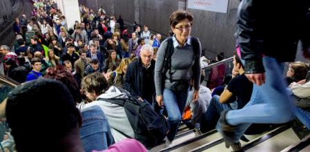 La estación de Rodalies de Plaça Catalunya, saturada durante la huelga del 30 de octubre de 2012