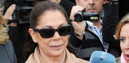 La cantante Isabel Pantoja, a su salida del juzgado el lunes día 5 de noviembre de 2012