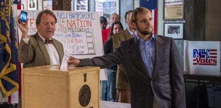 Un hombre deposita su voto en Dixville Notch, el primer lugar donde se inicia el voto para las elecciones presidenciales de los EE.UU.