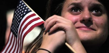 Una partidaria escucha al presidente de EE.UU. Barack Obama durante su discurso en la noche electoral del 6 de noviembre 2012 en Chicago, Illinois