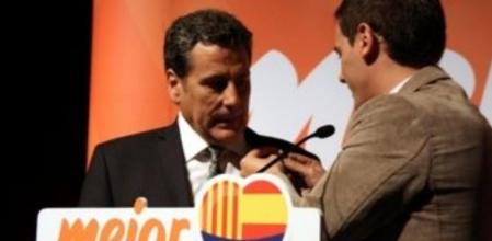 Albert Rivera coloca un pin con el corazón de las tres banderas a Miguel García