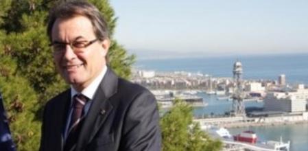 El candidat de CiU, Artur Mas, en el mirador del alcalde, con el Puerto de Barcelona al fondo.