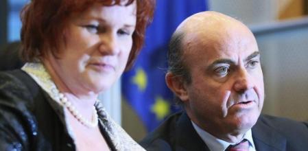 El ministro español de Economía, Luis de Guindos, a la derecha, y la presidenta de la Comisión de Asuntos Económicos de la Eurocámara, Sharon Bowles, a la izquierda.