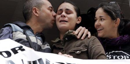 Juan y Engraci, agradecen su apoyo a las decenas de personas convocadas por la plataforma de Afectados por las Hipotecas tras anunciar Banc Sabadell que paraliza su desahucio en Orriols de Valencia