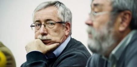 Los secretarios generales de CCOO, Ignacio Fernández Toxo, y de UGT, Cándido Méndez, atienden a los periodistas antes de celebrar un acto público sobre la huelga general del 14-N hoy en Toledo.