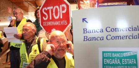 Foto de archivo unos 150 'yayoflautas', como se denomina al grupo de jubilados catalanes indignados, en una manifestación por el centro de Barcelona en apoyo a la huelga general