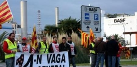 Piquetes informativos en la entrada de BASF, en el polígono químico
