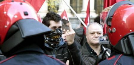 Un ertzaina graba a los piquetes informativos ante el Corte Inglés de Bilbao dentro de la jornada de huelga general