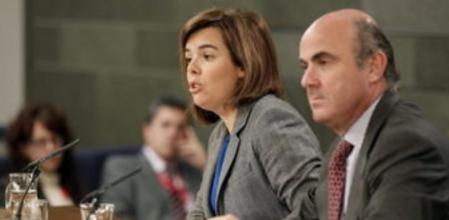 La vicepresidenta del Gobierno, Soraya Sáenz de Santamaría, y el ministro de Economía y Competitividad, Luis de Guindos, durante la rueda de prensa tras la reunión del Consejo de Ministros.