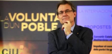 Artur mas en una rueda de prensa en la sede de CiU