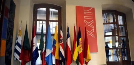 Las banderas de los países que participan en la XXII Cumbre Iberoamericana en Cádiz, listas para el encuentro en el Palacio de Congresos