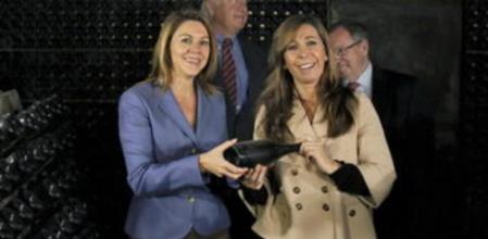 La secretaria general del PP, María Dolores de Cospedal, acompañada de la candidata del PPC a la presidencia de la Generalitat, Alicia Sánchez-Camacho, quienes han visitado hoy las cavas Freixenet.