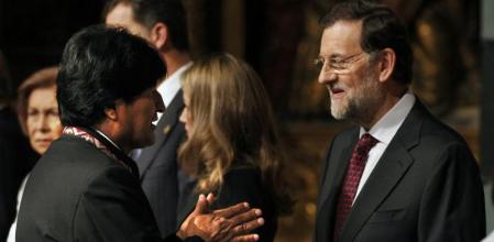 El presidente del Gobierno, Mariano Rajoy, saluda al presidente de Bolivia, Evo Morales, en el marco de la XXII Cumbre Iberoamericana