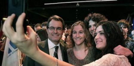 El candidato de Convergencia i Unio, ArturMas, se fotografía con asistentes a la fiesta organizada por las Juventudes de CDC y Unio, celebrada esta noche en Barcelona.