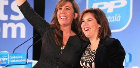 La vicepresidenta del Gobierno, Soraya Sáenz de Santamaría, y la candidata del PPC, Alícia Sánchez-Camacho, durante el mitin celebrado en Badalona
