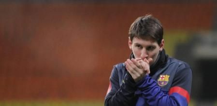 El futbolista argentino del FC Barcelona Lionel Messi se calienta las manos durante una sesión de entrenamiento del equipo en el estadio Luzhniki de Moscú (Rusia) el día antes de jugar contra el Spartak