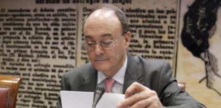El gobernador del Banco de España, Luis María Linde, durante su comparecencia en la Comisión de Presupuestos del Senado para informar de los Presupuestos Generales del Estado para 2013.