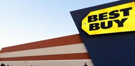 Decenas de personas acampan frente a una tienda Best Buy en Montebello, California